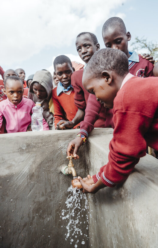 Kinder an einer Wasserstelle (Foto: N2S Media)